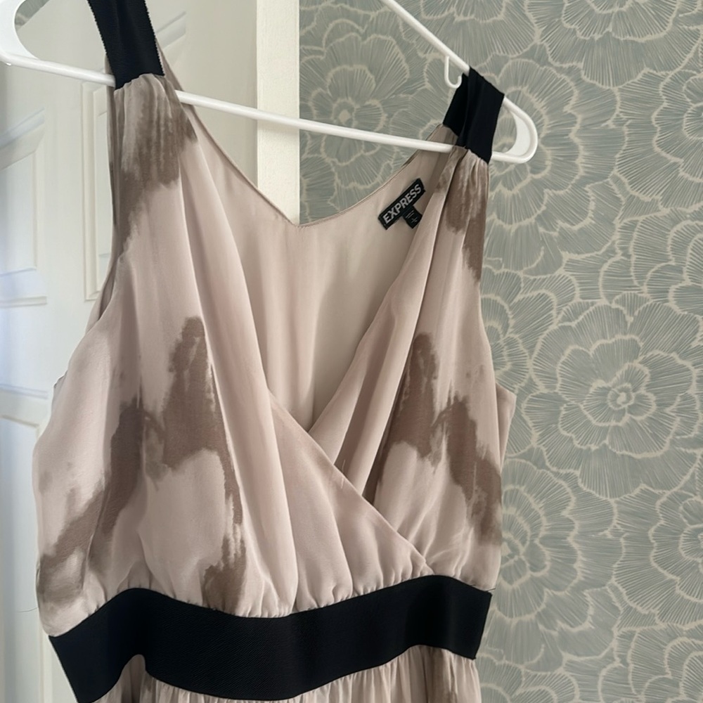 Flowy v-neck Express maxi dress. L. Neutral tie-dye print.